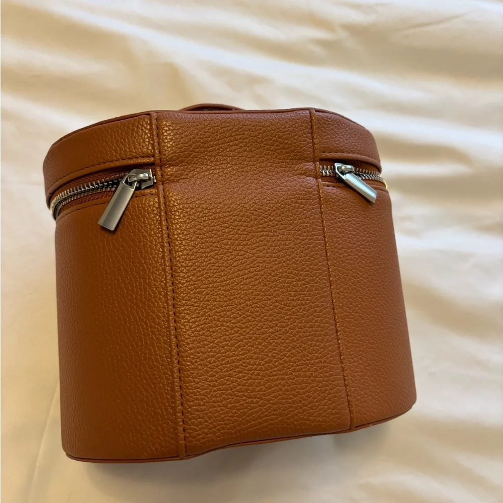 Saie Vanity Case Makeup Bag/ Travel
Cosmetic Bag -Brown . PRICE IS FIRM - Picture 9 of 15